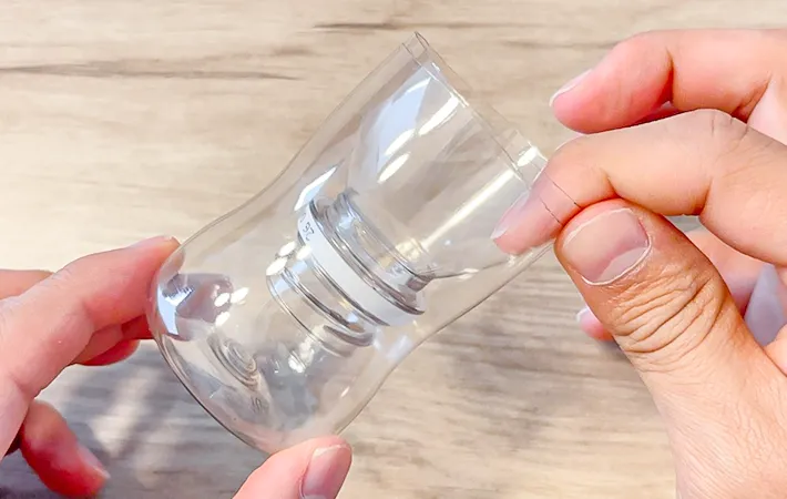 『R-1』の容器を重ねている写真（撮影：キジカク）