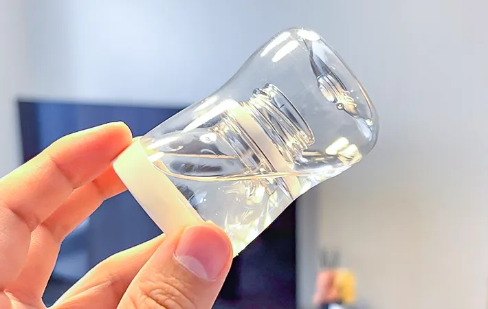 『R-1』の容器を傾けている写真（撮影：キジカク）