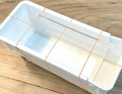 輪ゴムをかけた空きケースの写真（撮影：キジカク）