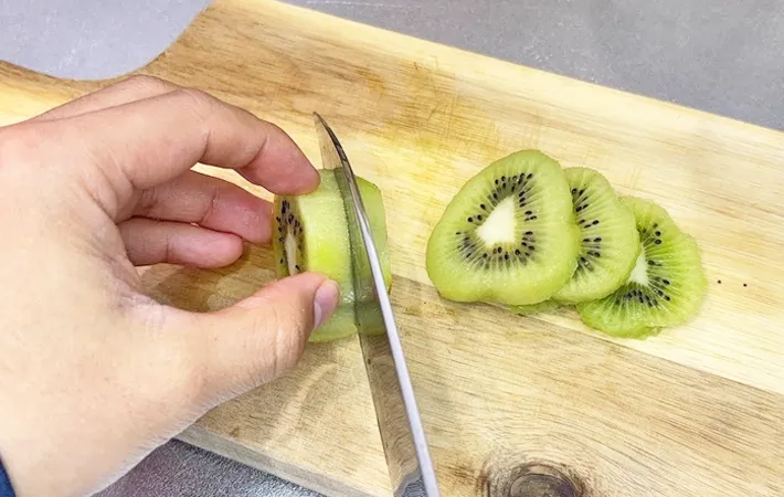 『キウイをカットしている』写真（撮影：キジカク）