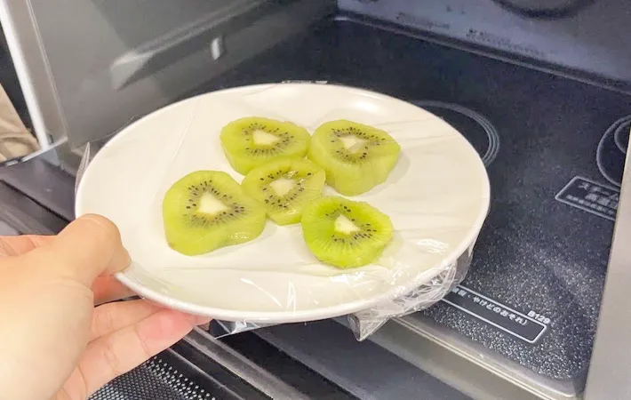 『キウイを電子レンジに入れる』写真（撮影：キジカク）