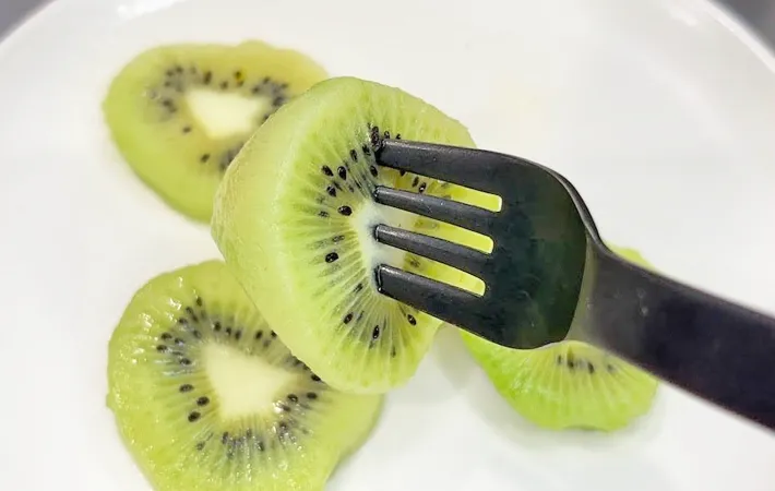 『レンチンしたキウイ』の写真（撮影：キジカク）