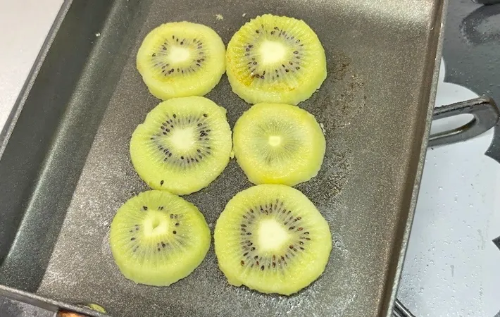 『キウイを焼く』写真（撮影：キジカク）