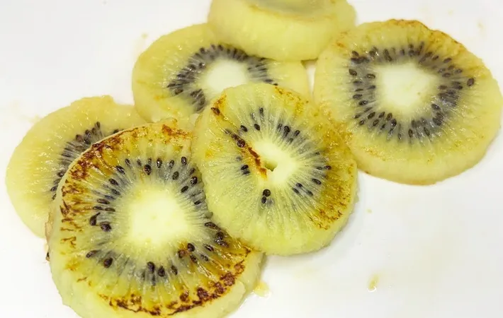 『焼いたキウイ』の写真（撮影：キジカク）