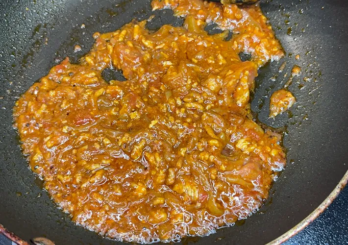 『オムカレー弁当』を作る写真（撮影：キジカク）