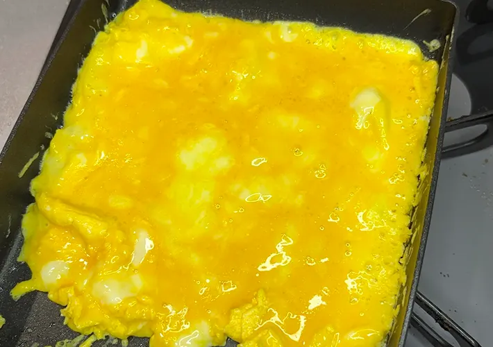 『オムカレー弁当』を作る写真（撮影：キジカク）