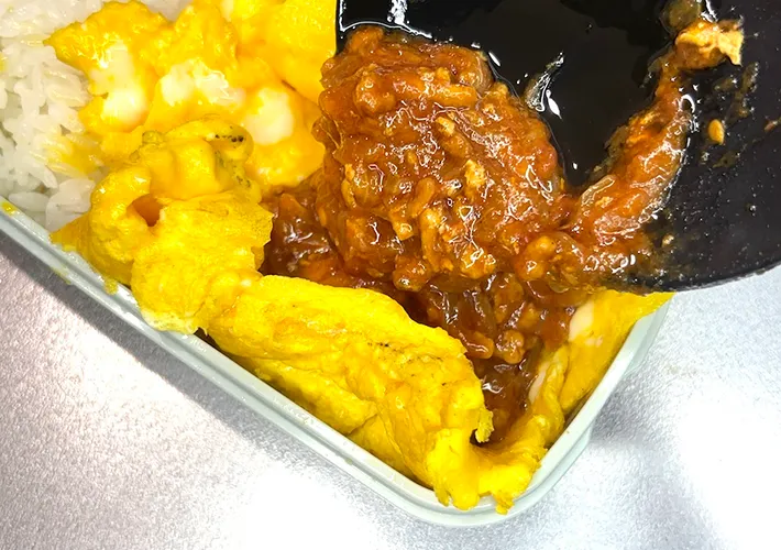 『オムカレー弁当』を作る写真（撮影：キジカク）