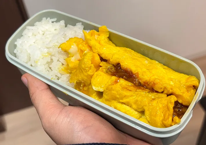 『オムカレー弁当』の完成写真（撮影：キジカク）