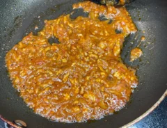 『オムカレー弁当』を作る写真（撮影：キジカク）