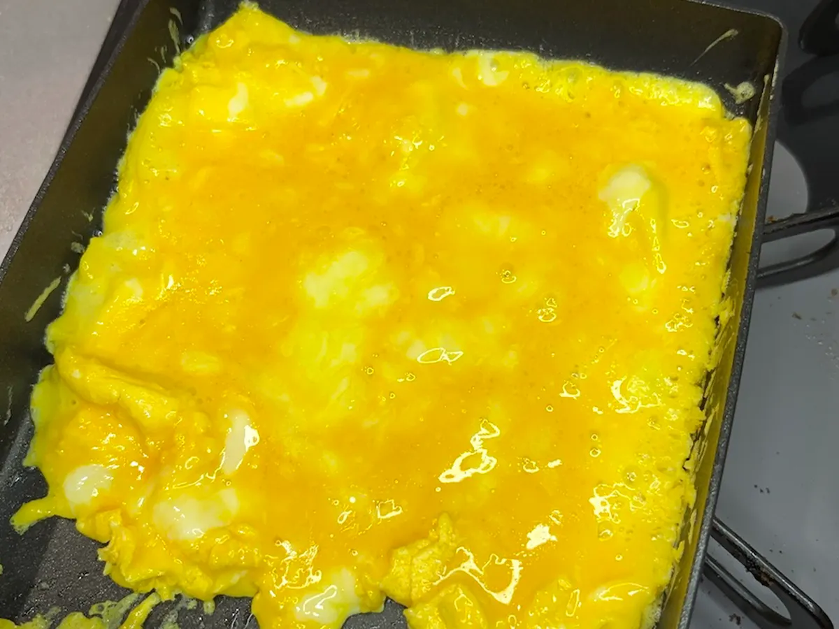 卵を焼く場面（撮影：キジカク）