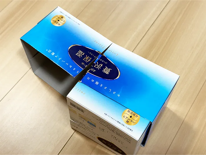 加工したティッシュの空箱を重ねた画像（撮影：grapeライフハック編集部）