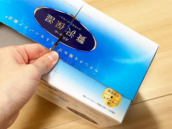 重ねたティッシュの空箱をテープで留めた画像（撮影：grapeライフハック編集部）