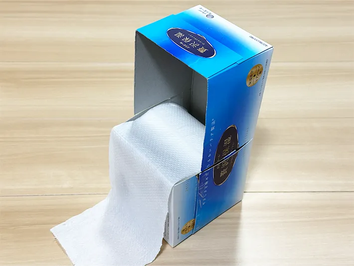 加工したティッシュの空箱にトイレットペーパーを入れた画像（撮影：grapeライフハック編集部）