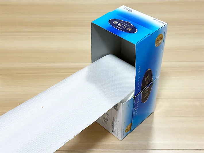トイレットペーパーケースからトイレットペーパーを引き出している画像（撮影：grapeライフハック編集部）