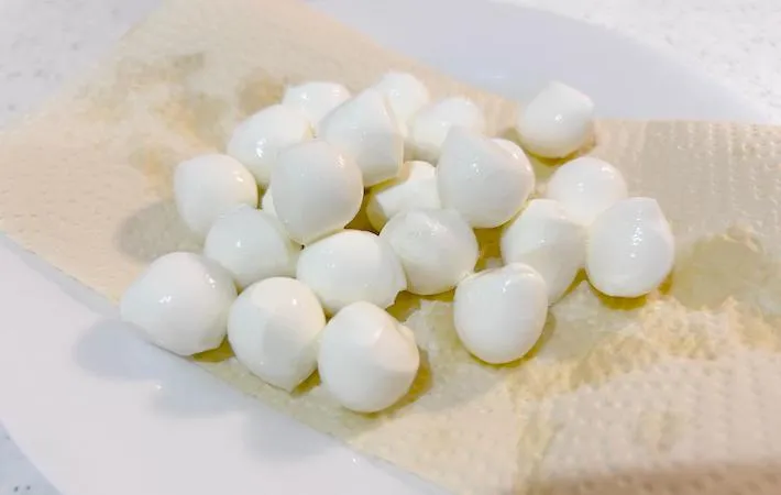 水気を切ったモッツァレラチーズの画像（撮影：エニママ）