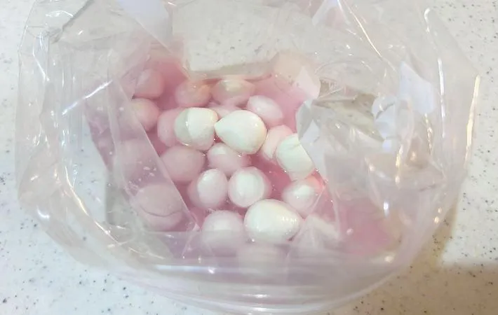 モッツァレラチーズに漬け液を注いだ画像（撮影：エニママ）