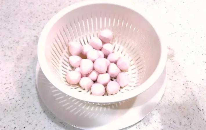 ざるに開けたモッツァレラチーズの画像（撮影：エニママ）