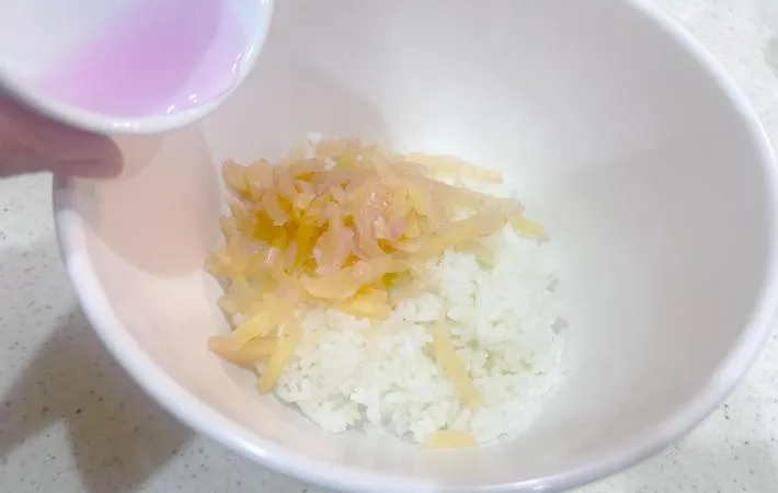 漬け液をご飯に注いでいる画像（撮影：エニママ）