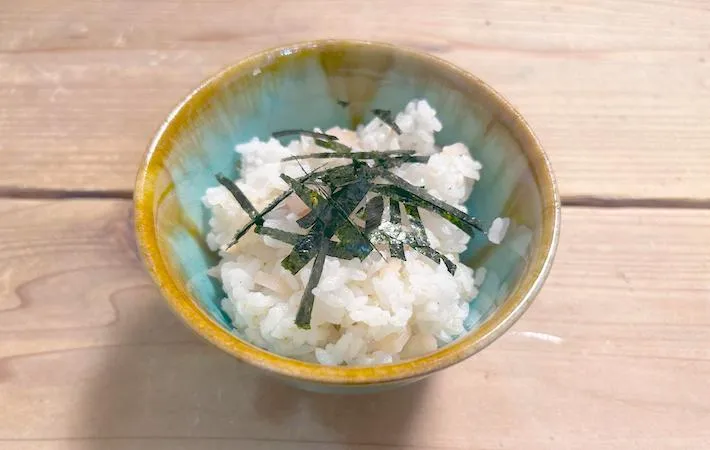 混ぜごはんを茶碗によそった画像（撮影：エニママ）
