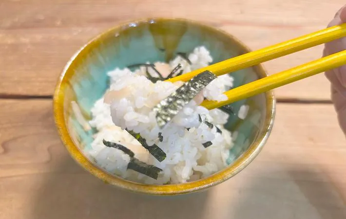 箸で持ち上げたご飯の画像（撮影：エニママ）