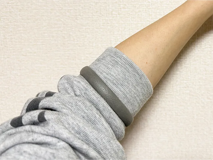 『アームバンド』を装着した画像（撮影：grapeライフハック編集部）