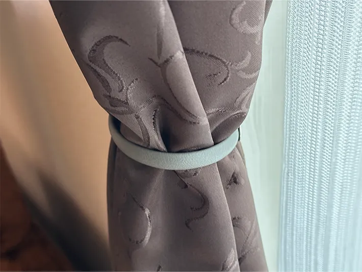 『アームバンド』をカーテンタッセル代わりにしている画像（撮影：grapeライフハック編集部）