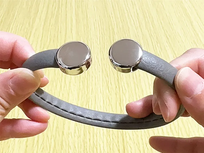 『アームバンド』を広げている画像（撮影：grapeライフハック編集部）