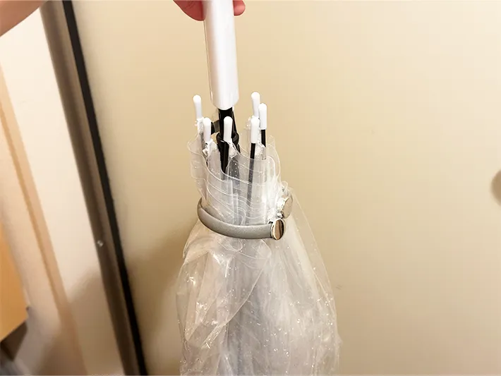 『アームバンド』で濡れた傘を留めている画像（撮影：grapeライフハック編集部）