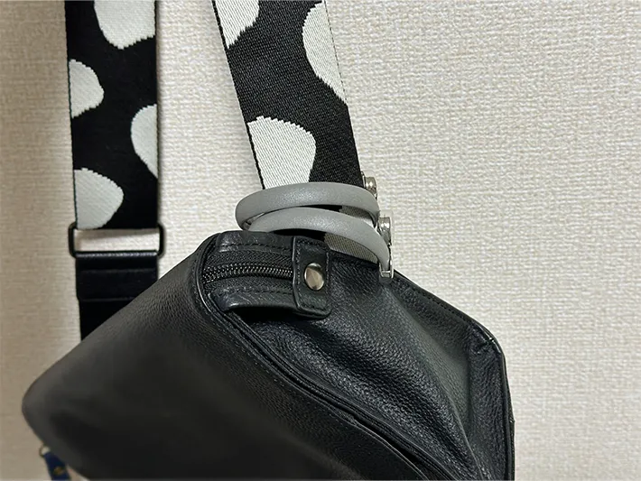 『アームバンド』をショルダーバッグにつけている画像（撮影：grapeライフハック編集部）