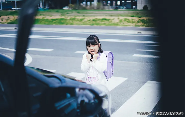 道路を渡る子供の写真