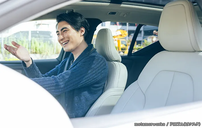 車を運転する男性の写真