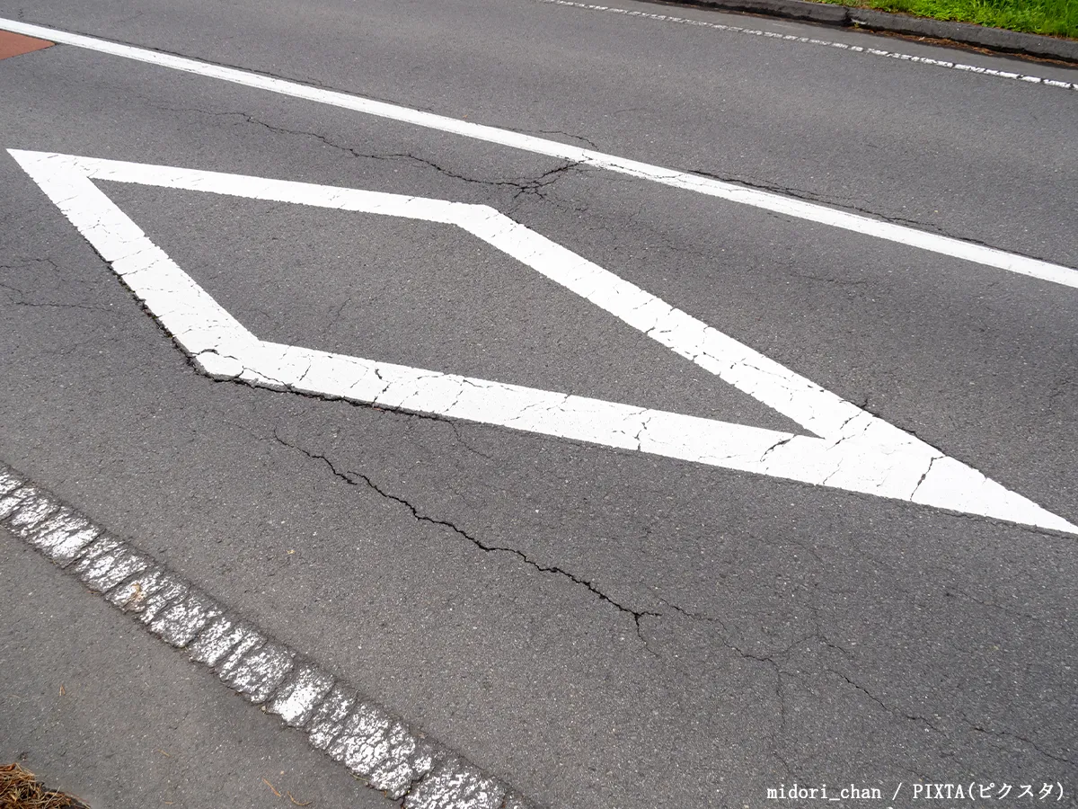 道路のダイヤマークの写真