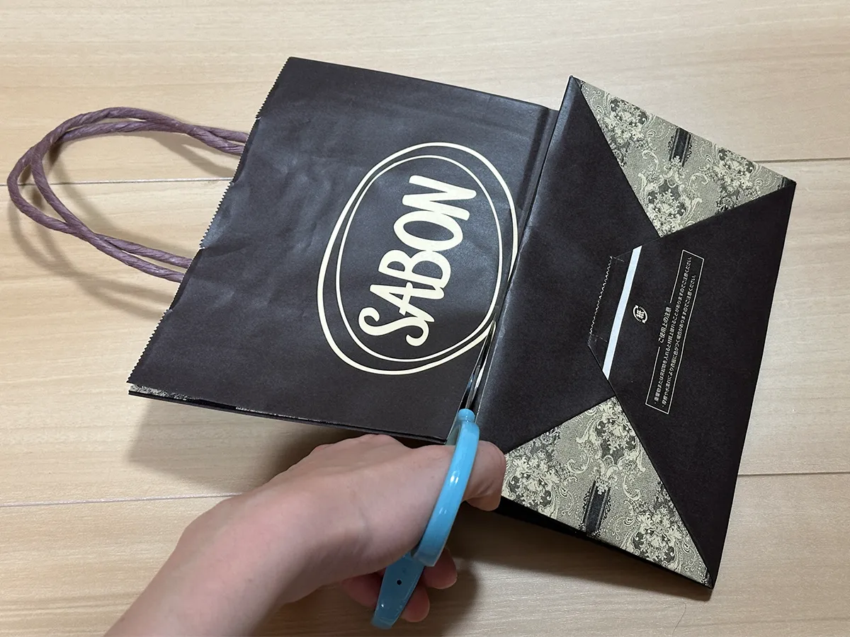 リメイクした紙袋の画像（撮影：grapeライフハック編集部）