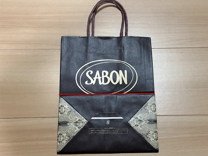 カットする場所にラインを引いた紙袋の画像（撮影：grapeライフハック編集部）