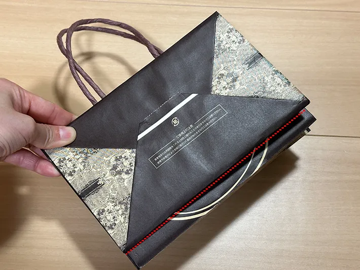 紙袋の取って部分とカットした底部分を合わせている画像（撮影：grapeライフハック編集部）