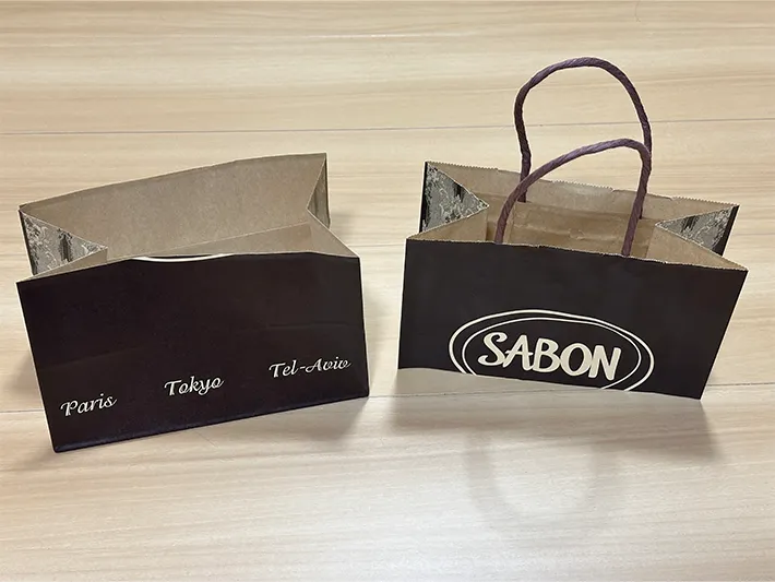 紙袋の取っ手部分と底部分を広げた画像（撮影：grapeライフハック編集部）