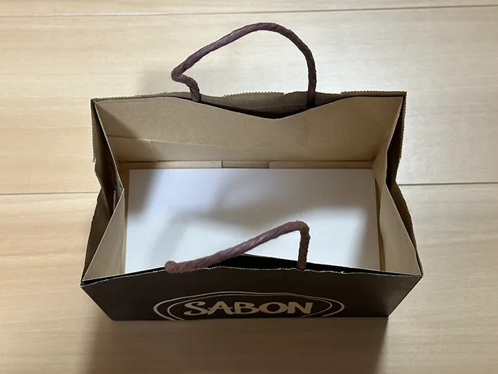 カットした紙袋の取っ手部分と底部分を重ねた画像（撮影：grapeライフハック編集部）