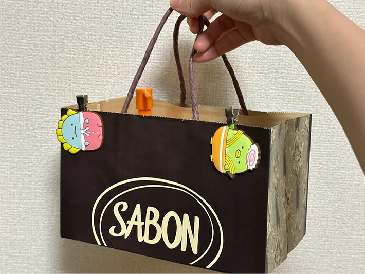 紙袋の小物入れを実際に使ってみた画像（撮影：grapeライフハック編集部）