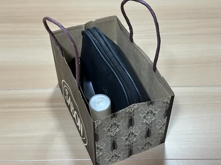 紙袋の小物入れを実際に使ってみた画像（撮影：grapeライフハック編集部）