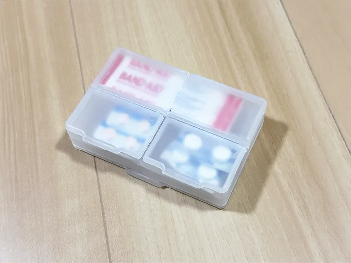 『両面収納小物ケース』に小物を入れている画像（撮影：grapeライフハック編集部）