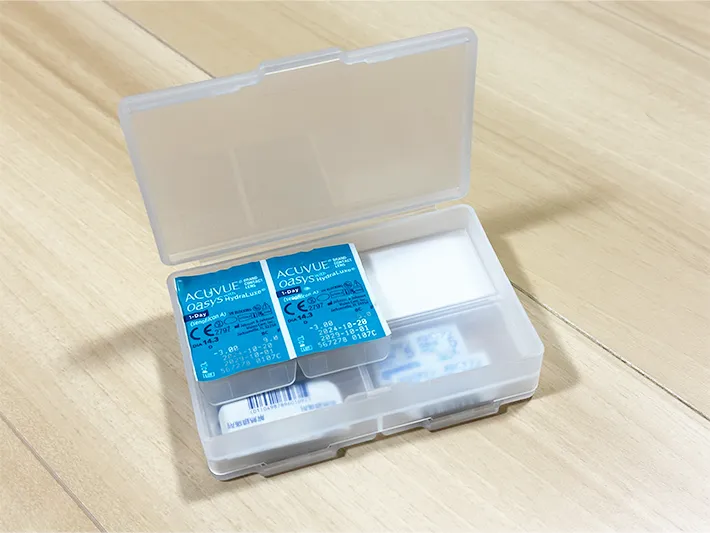 『両面収納小物ケース』に小物を入れている画像（撮影：grapeライフハック編集部）