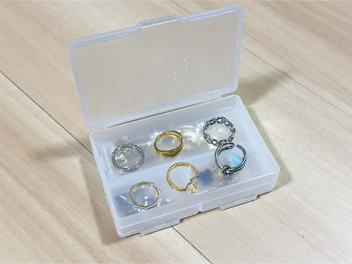 『両面収納小物ケース』に小物を入れている画像（撮影：grapeライフハック編集部）