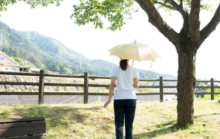 『日傘をさした女性』の写真（撮影：株式会社 槙田商店）