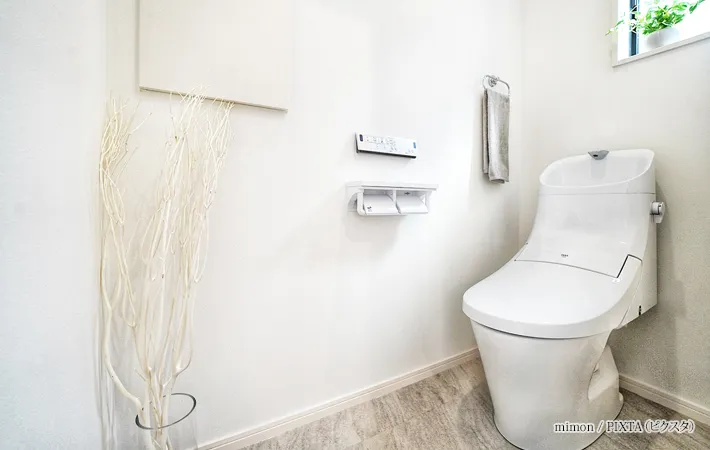 『明るい清潔感ある新築住宅のトイレ』の写真