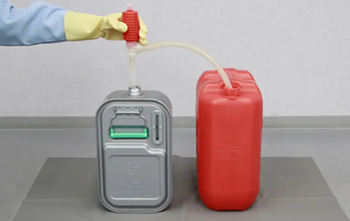 残った灯油を戻している写真