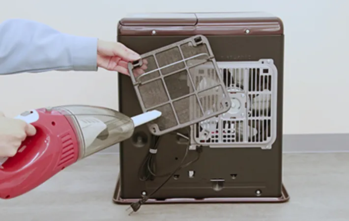 フィルターの掃除をしている写真