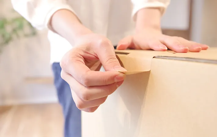ダンボールを閉じている写真