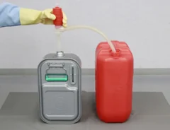 石油ファンヒーターの灯油を抜き取る写真（画像提供：ダイニチ工業）