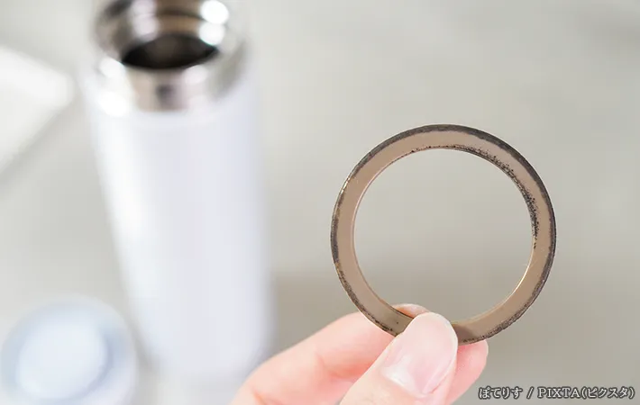 汚れた水筒のパッキンの写真