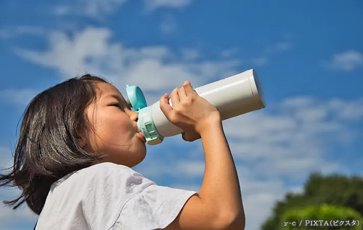 水筒と子供の写真